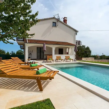 بيت للعطل Holiday House Emma With A Pool