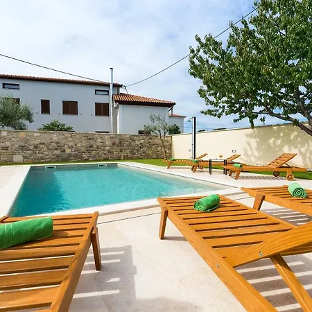 Holiday House Emma With A Pool * Glavani