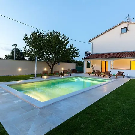Holiday House Emma With A Pool بيت للعطل