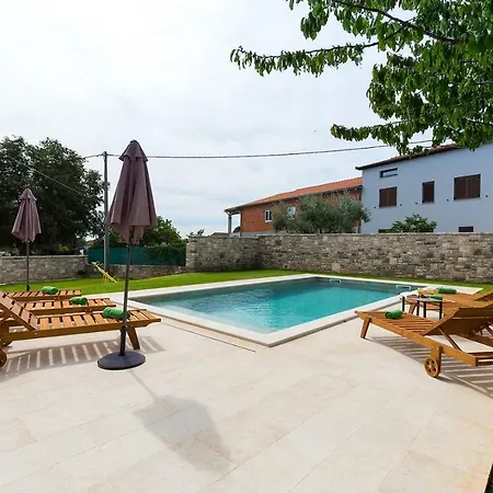 Holiday House Emma With A Pool *