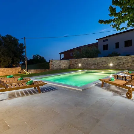 Holiday House Emma With A Pool Glavani